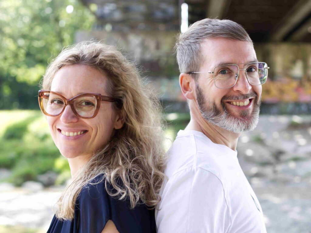 Stehen Rücken an Rücken und sind seit über 20 Jahren ein Paar: Simone & Frank Schwarz